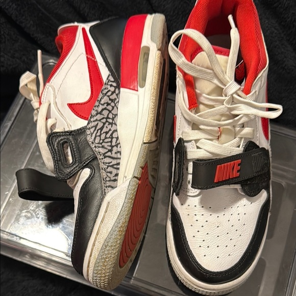 Nike Red and Black Sneakers Classic Low-Top Design - Picture 8 of 13